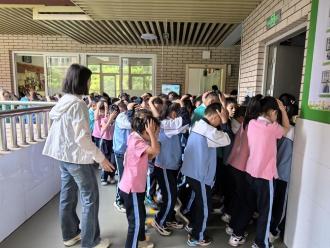 护航校园安全 西安经开区开展防震疏散演练活动