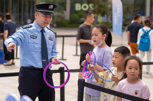 西安公安“5•17”防范电信网络诈骗宣传活动在经开区举办