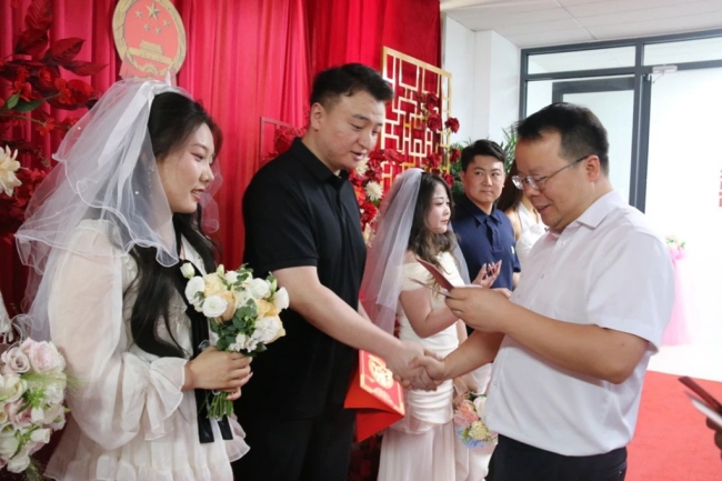 陕西神木：“520”扎堆结婚领证 新政策让爱更“甜蜜”