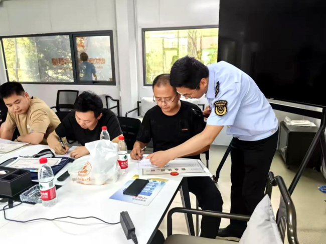 西安经开区送政策进农场“个转企”服务助力商户转型升级
