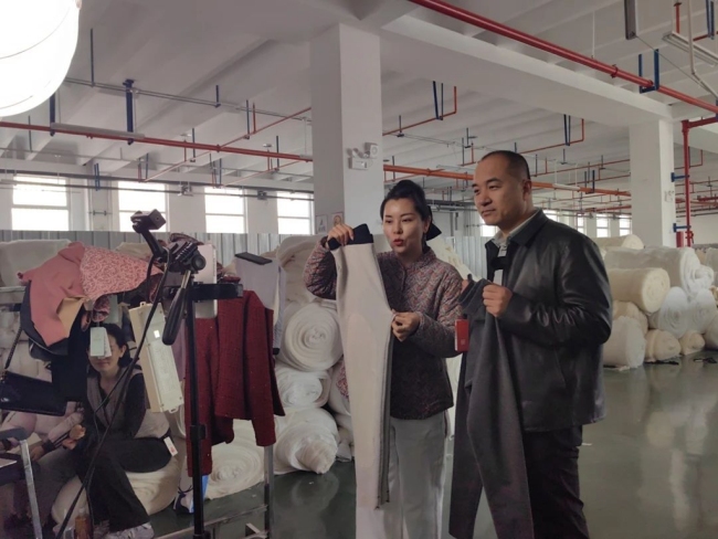 暖芯羊服饰直播间，主播正在讲解产品