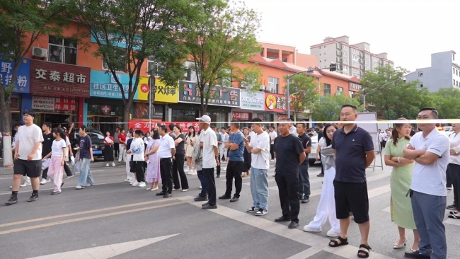 陕西神木：高考大幕拉开 家长满怀期待送考