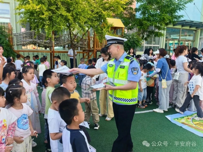 府谷县公安局交警大队：“同守护 共成长” 交通安全宣传进校园