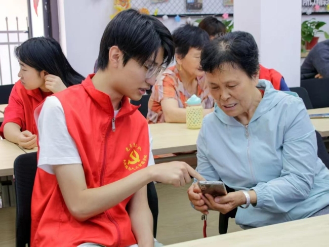 该院学生志愿者赴社区开展“艺暖桑榆添诗意，智伴暮年话家常”志愿服务活动