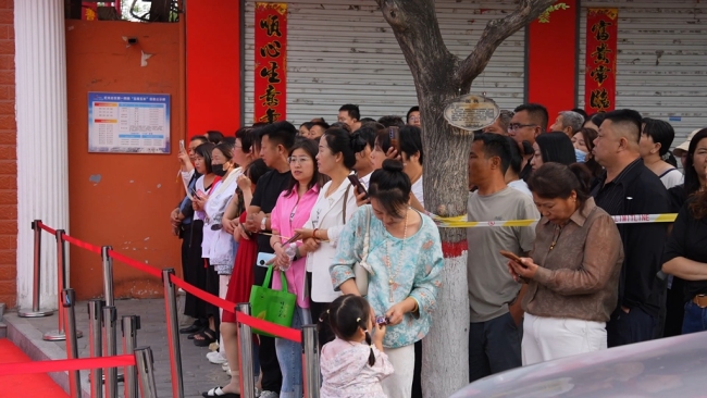 陕西神木：高考大幕拉开 家长满怀期待送考
