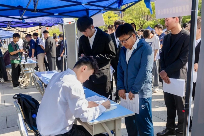 神木职院举行毕业生“百日冲刺促就业”双选会