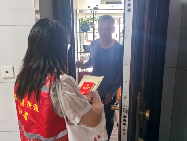 陕西神木市新光社区：送学上门暖人心 理论学习不掉队