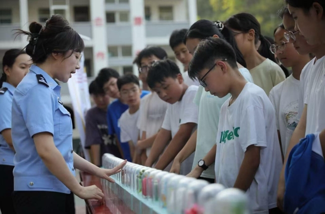 6月17日，“警花花”禁毒法治宣传队负责人柯雯为学生们讲解如何识别毒品。