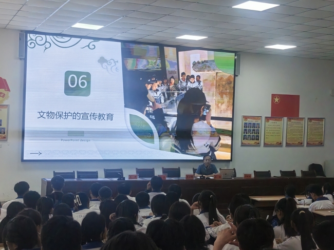 靖边县文物保护中心副主任张强在职业教育中心进行宣讲