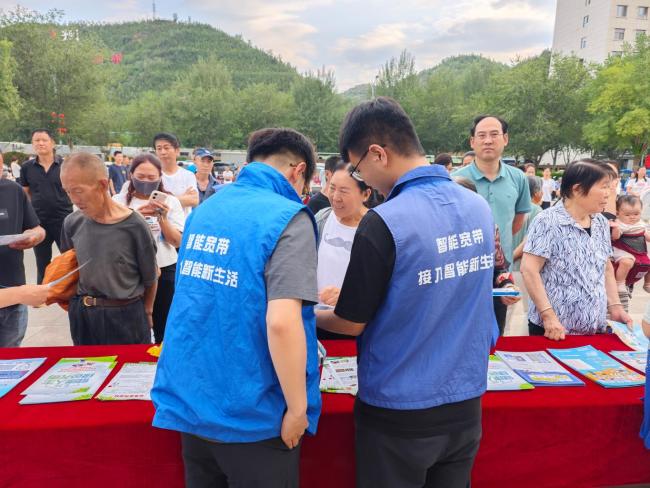 中国电信子洲县分公司工作人员在现场为群众查验“办卡”信息