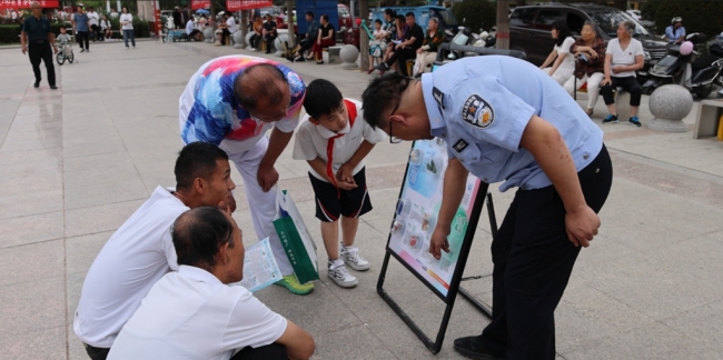 禁毒大队民警为群众科普禁毒知识