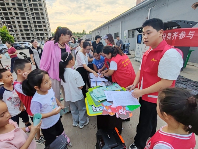 陕西神木市西沙街道各社区开展生活垃圾分类宣传活动