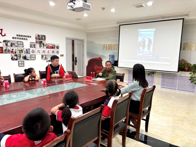 陕西神木市新光社区开展“关爱下一代 共绘红色成长路”爱国教育主题活动