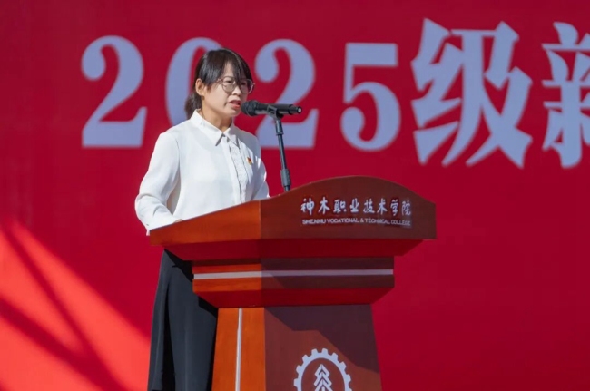 现代服务学院教师贾艳敏作为教师代表发言