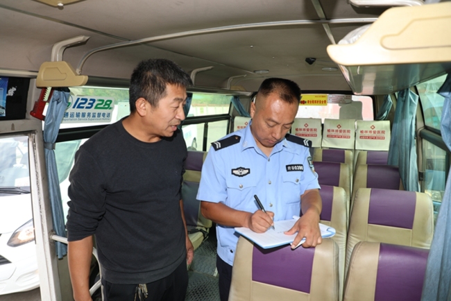 筑牢交通安全防线 府谷县多部门联合检查客运企业护航“双节”