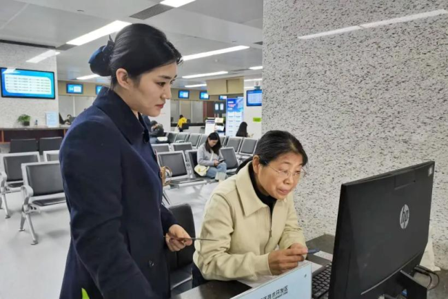 西安经开区：“经心”服务 守护“一老一小”
