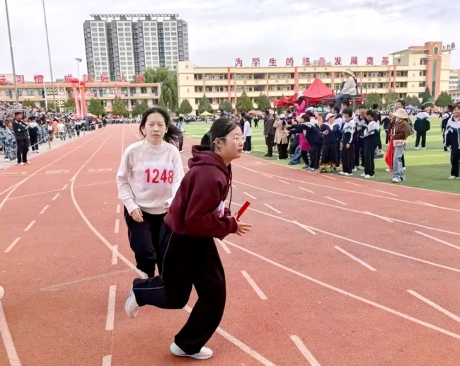 陕西靖边：运动会开幕燃爆校园 千余名青少年竞展青春锋芒
