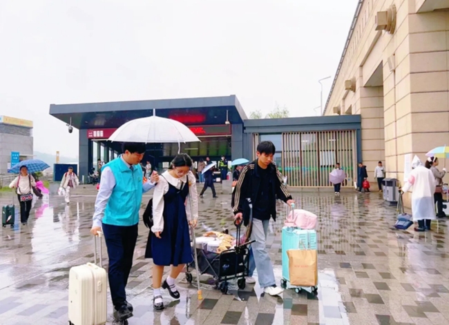 国庆我在岗：西安北站以细致服务温暖万千旅途