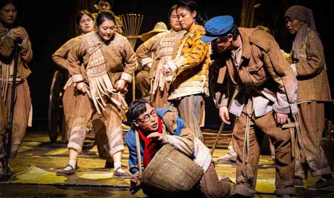 陕西人艺以“三剧”实践铸就话剧“生命史诗”——淬文学之魂、立舞台之骨 话剧《生命册》为艺术节注入陕西强音