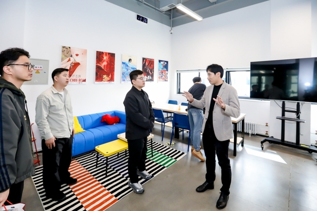 西安欧亚学院30周年校庆特别展——艾德艺术设计学院《共生：30×30×30》：三十个故事，三十组师生，三十件作品