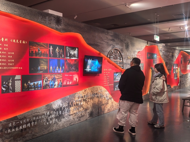 纪念抗战胜利八十周年舞台美术作品展在西安浐灞丝路国际文化艺术中心盛大开幕