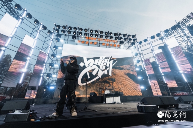 稻浪伴乐声 好物助振兴 榆阳区青云镇尤家湾兰若坊•柿子树下稻田音乐季燃动陕北深秋