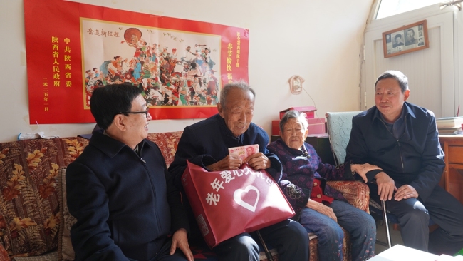 情暖桑榆 致敬芳华——榆林市横山区慈善协会看望离休老干部