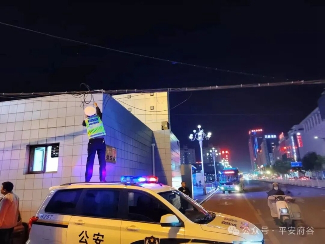 陕西府谷：交警巡查遇“空中险情” 迅速处置护平安