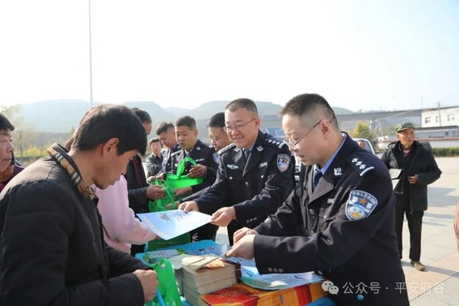 府谷公安：重阳慰问 守护“银发”安康