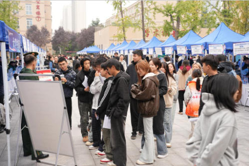 西安经开区“送岗上门”促成128份就业意向