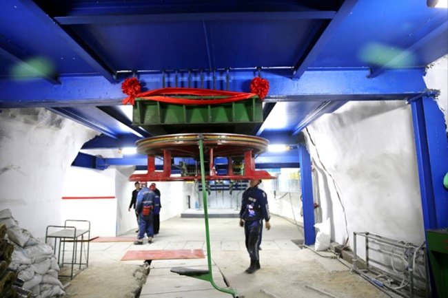 铜川矿业公司柴家沟井:运人暗斜井投入运行 职工入井有了“专座”