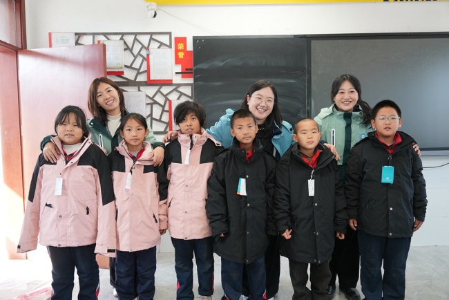 一件冲锋衣，一堂暖心课：志愿者情暖留守儿童