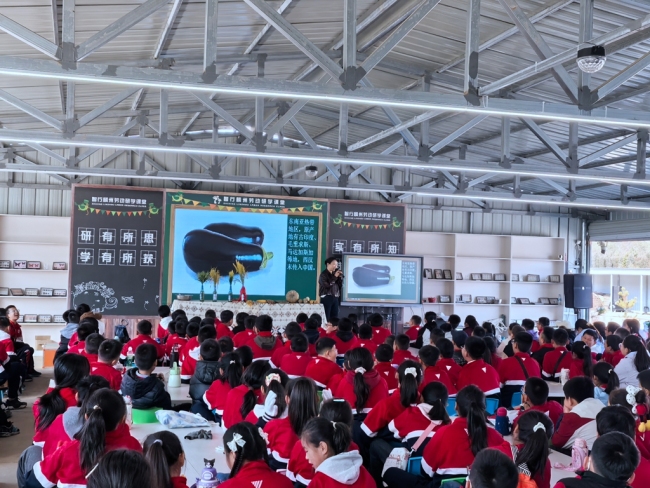 掰玉米、操控无人机——神木学子田间解锁“智慧农业”