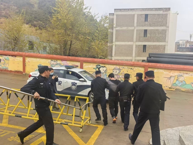 陕西神木市大柳塔派出所联合大柳塔第四幼儿园开展安全演练