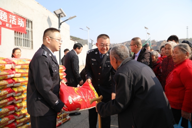 陕西府谷县公安局:重阳慰问 守护“银发”安康
