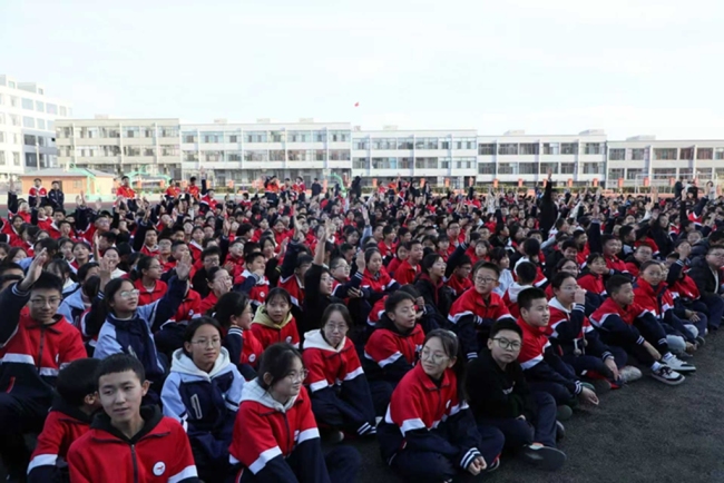 法治护航成长 护苗伴行青春——神木市校园普法活动走进锦界中学