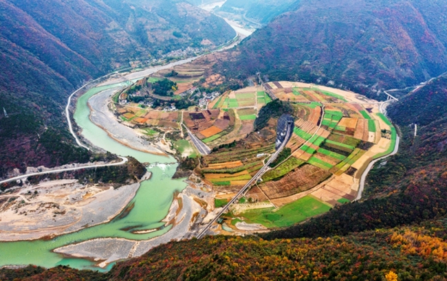 《中国秦岭地貌摄影展》在西安启幕 《中国秦岭地貌摄影图集》同步发售