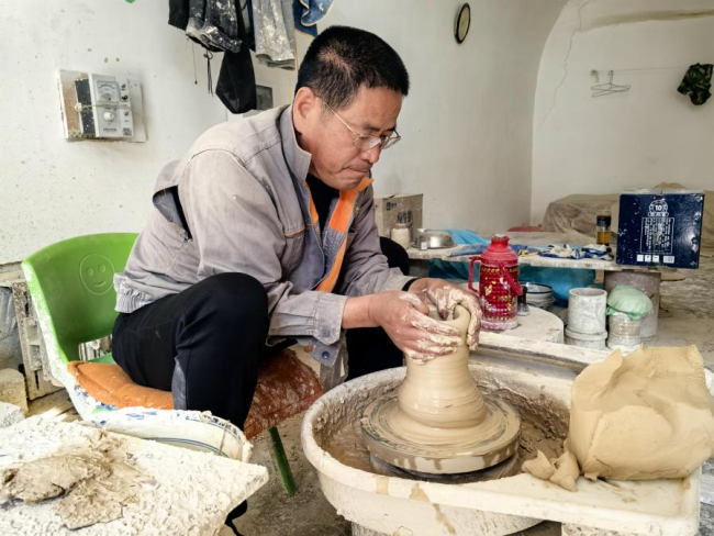 王战军正在亲手制作瓷器
