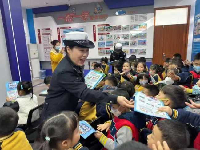 萌娃进警营,安全“童”行记 萌娃进警营,安全“童”行记