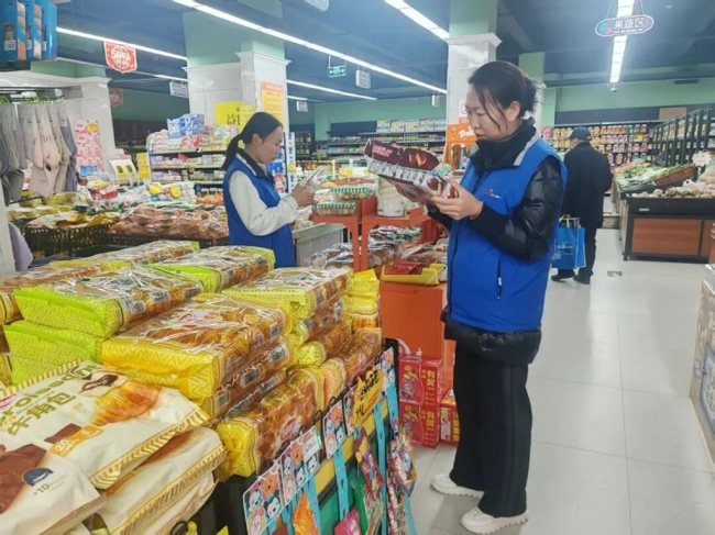 神木市西沙街道聚福社区开展第四季度食品安全抽查行动