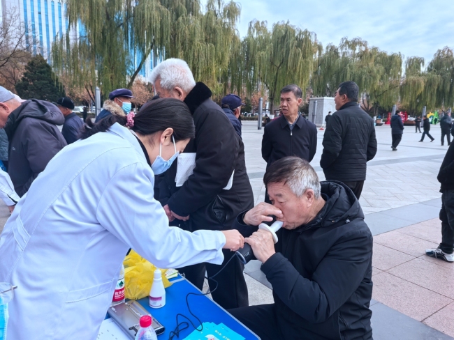 神木市医院举办慢阻肺义诊 守护市民呼吸健康
