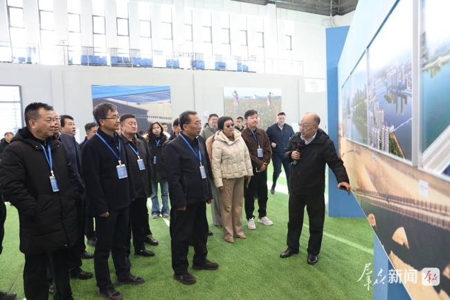 政协委员参观神东矿区开发建设四十年主题摄影展。