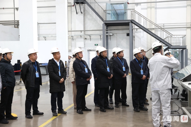 政协委员参观煤炭开采水资源保护与利用全国重点实验室神东基地。