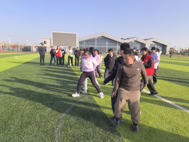 陕西佳县开展“运动促成长 趣味乐童年”亲子活动