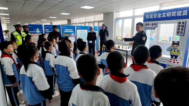 西安经开交管“暖冬护行”，织密交通安全防护网