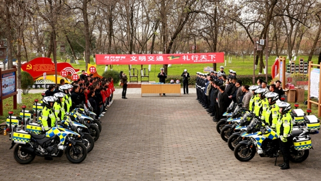 宝鸡眉县两级交警联合开展交通安全主题宣传活动