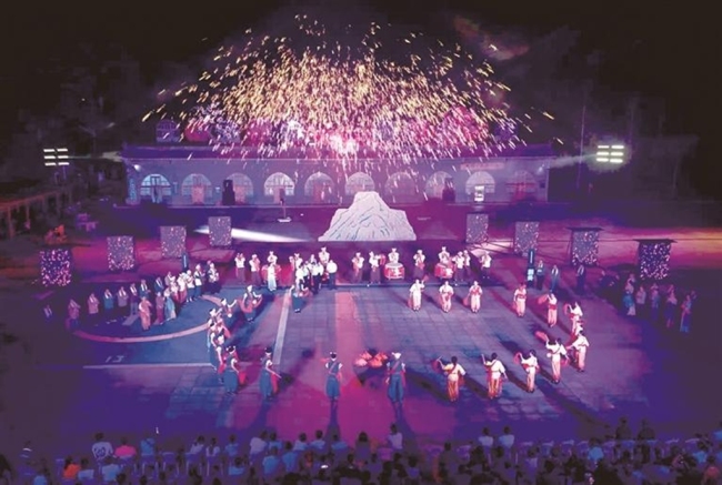 《千年铁花梦回陕北》演出现场。王喜宏摄