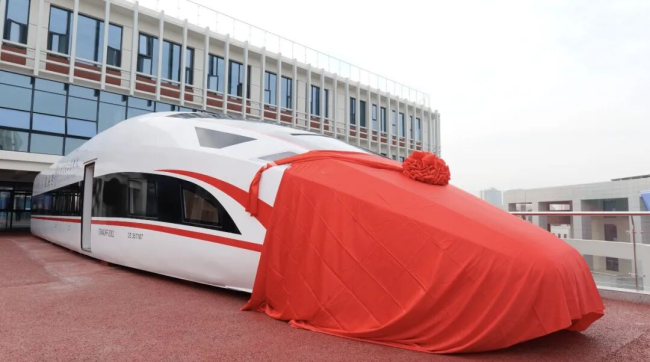 西安交通工程学院车辆结构实训室模型车“和谐号”“复兴号”落成启用