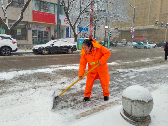 陕西神木：浴“雪”奋战保畅通 环卫工人清雪忙