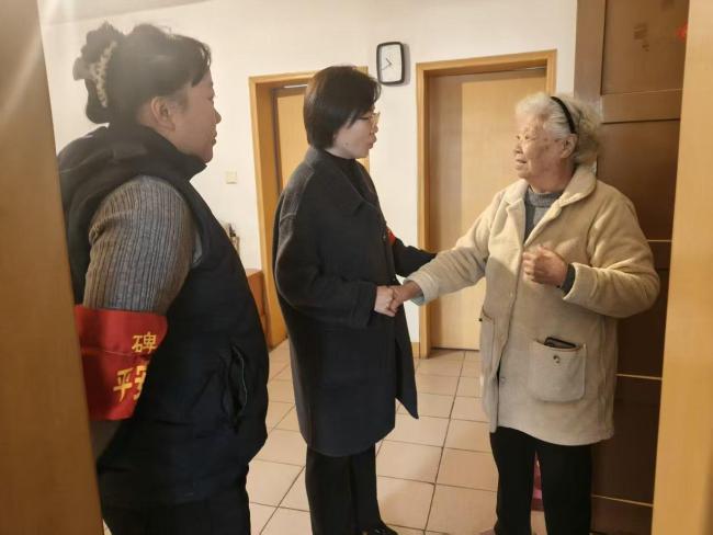 西安市碑林区：社区“暖阳敲门” 送上温暖与安全